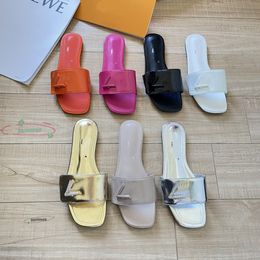 Sandales classiques de créateur de mode derme pantoufles en cuir verni simples diapositives de plage bas tongs femmes chaussures stripeb plage pantoufle causale