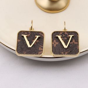 Klassiekers Special Interest Design Geometrische vierkante oorhaak oorbellen Nieuwe lederen tag Fashion Simple, Temperamental en Personalized Ear Rings