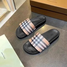 Pantoufle en caoutchouc Chaussure décontractée Luxe Designer Beach Voyage Tartan Sandal Hommes Femmes Slide Mule Noir Classique Extérieur Piscine Sliders Pantoufles Plates Sandale d'été Boîte Cadeau