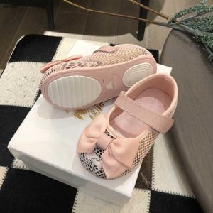 Chaussures classiques pour tout-petits, chaussures confortables pour bébés filles, taille 20-25, emballage en boîte, design enveloppant en maille, chaussures de marche pour nourrissons 24mars