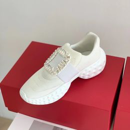 classiques Top Qualité femmes Sneakers Designers Chaussure femmes Casual Chaussures Mode Respirant Plate-forme Extérieure Plat Casuals Entraîneur Sneaker coureur de mousse Blanc Noir