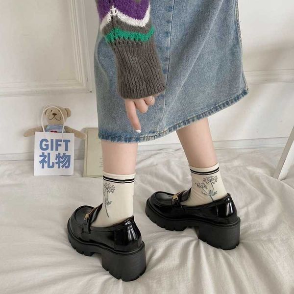 Zapatos de vestir con clase Cuero pequeño negro para mujer en primavera Temperamento Tacones gruesos Suelas Aumento de altura Adelgazamiento Pie versátil Jk Single