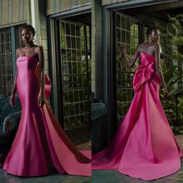 Stijlvolle lange fuchsia satijnen prom -jurken met boog zeemeermin strapless nek satijn watteau trein rits achterste avondjurken voor vrouwen