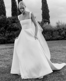 Robes de mariée en satin long ivoire chic avec des poches A-Line Square Necy Sweep Train Lace Up Up Back Simple Bridal Robes for Women