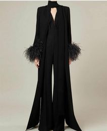 Stijlvolle lange mouw zwarte hoge nek crêpe jumpsuit avondjurken met veren schede vloer lengte ritssluiting achter pansuit prom jurken voor vrouwen