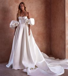 Robes de mariée satin longues et satin avec manches bouffantes / poches A-Line White Sweep Train Vestido de Novia Lace Up Back Bridal Robes pour femmes