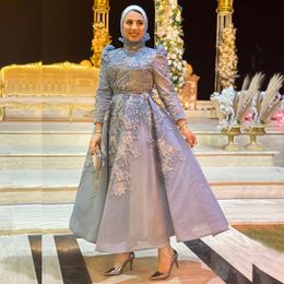 Elegantes vestidos de noche musulmanes con cuentas Cuello alto Apliques Mangas largas Vestidos de baile Una línea Longitud del té Vestido formal de organza con lentejuelas