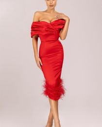 Robes de soirée à cou de bateau rouge court avec plumes / gaine à fente en satin plissée mini longueur zipper dos à la longueur du thé robes de bal pour femmes