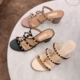 Nieuwe echte lederen Stud Roman Slippers 6,5 cm dik blok Slider muilezel sandalen Dames Designer Luxe hoge hak Open teen sandalen fabrieksschoeisel met doos