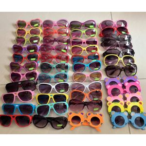 Stock clair pour les lunettes de soleil pour enfants à la mode, mélanger plus de styles, monture de couleurs acidulées simples, mignonnes et ravissantes, lunettes de soleil pour bébé, prix inférieur