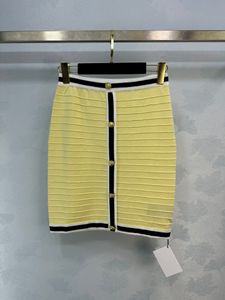 Texture claire du tissu de jupe tricoté d'été