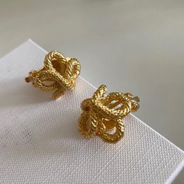 Clip-on vis arrière élégant français rétro Hepburn tempérament torsion boucles d'oreilles d'âge moyen Clips d'oreille femmes sans trousClip-on