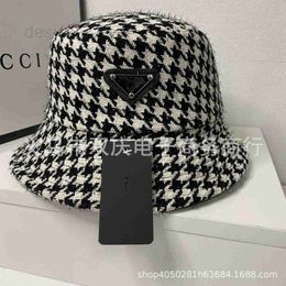 Cloches Designer New Thousand Bird Checker Fisherman Hat Fashion omgekeerde driehoek Warm Pot Casual Autumn and Winter Label 7QL8