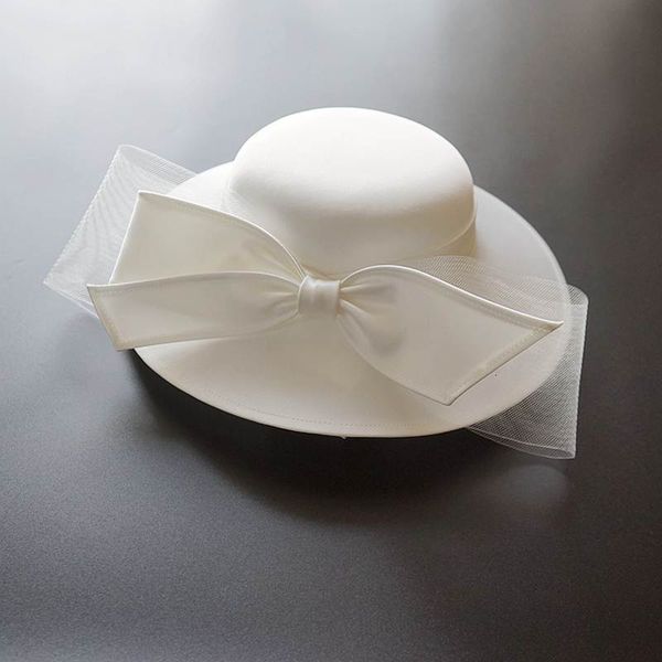 CLOCHES FRENS BOWNOT SATIN TOP HAT Femmes Banquet Élégant Robe de célébrité britannique Fascinateur mariée Mariage blanc Fedora Hat 230210