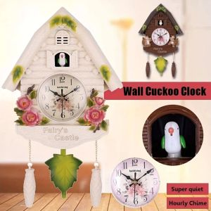 Horloges 1pc Coucoo horloge Birdhouse Wall Clock With Natural Bird Voicesday et Alarme horaire, Resin Pendulum Quartz Wall Clock (pas de batterie)