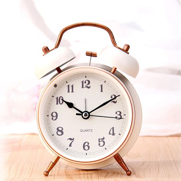 Clocks Enfant Bed Large Bell Metal Small Alarm Tlock Belt Eyellantern Mute Alarm Allow Lounged Fashion Desk Clock Corloge de chevet Corloge