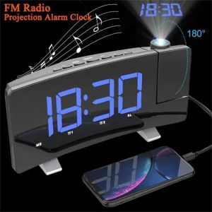 Klokken MultiFuctional Projectional Projection FM Radio Alarm Clock Digitale klok met USB -oplaadslaapkamers Clock Wall Home Decor