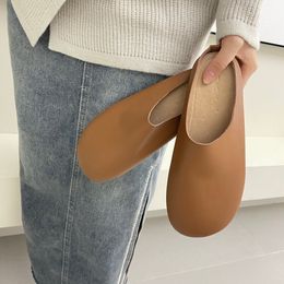 Slipjes van de dichte teen voor dames dames mode 2024 zomerloafers vrouwelijke loafers indoor buiten schoenen sandalen nieuwe tan scuffs trend bruin