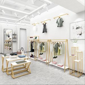 Présentoir à vêtements dans un magasin de vêtements Meubles commerciaux Supports muraux dorés type de sol suspendus sur le côté étagère simple pour femmes cintres en tissu à double couche