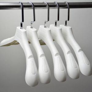 Percha de ropa para abrigos Soportes de ropa y pieles Bastidores de almacenamiento de plástico blanco de hombro ancho grueso DH8374