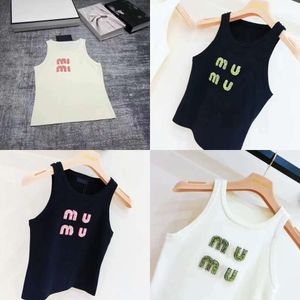 Vêtements Femmes T Femmes de créateurs Sexy Halter Tops Party Crop brodé Top Top Spring Summer Backless Shirt Ops Ank OP