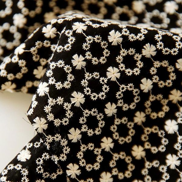 Tissu d'habillement Doux Oeillet Coton Floral Broderie Fleur Pour Robe Chemises Rideau Noir Bleu Par La Cour