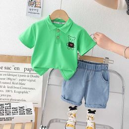Kledingsets 0-5 jaar oude babyjongen zomer eenvoudige kleding set kinderen mode cartoon robot poloshirt + denim shorts 2-delige pakken y240515