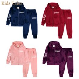 Kledingsets 1 13Y Winterfluwelen kinderbabymeisjesjongen trainingspakken Voeg uw tekst toe Sweatshirt Op maat gemaakt sweatshirt met capuchon en rits Jogger trainingspak 230914