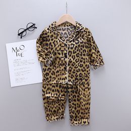 Kledingsets 111YRS KIDS PAJAMA LEOPARD SET SILK SATIN DERKINGEN JOLS GIRLEN PAJAMAS LEUME MOEVE BLOEID TOPSSHORTS SLAPWEARS 230225