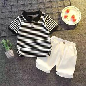 Kledingsets 2-delige kinder T-shirt en korte broek set 2024 Katoen Jongens zomerkleding Koreaanse versie POLO buitenlandse stijl