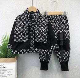 Kledingsets 2021 Nieuwe herfst winter kinderen kinderen jongens shirt jas set ontwerpers cool met knie pocket dungarees broek tweedelig outfits sport t230228