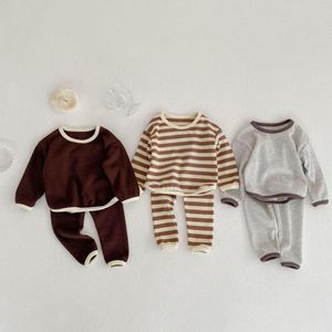 Conjuntos de ropa, otoño 2022, conjunto de ropa de manga larga para bebé (niño o niña), sudadera a rayas con gofres para niños, pantalones, traje de 2 uds, trajes de algodón