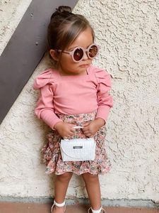 Ensembles de vêtements 2023 Automne Bébé Filles Vêtements 2 pièces Pull en tricot à fleurs Mini jupes Costumes mignons Y2K Streetwear Robe pour tout-petits