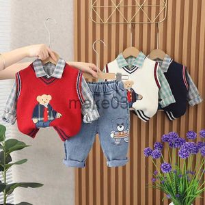 Kledingsets 2023 Herfst Koreaanse Baby Boy 3 STKS Kleding Set Cartoon Borduren Beer Trui Vest Plaid Shirt Jeans Baby peuter Jongen Pak J231020