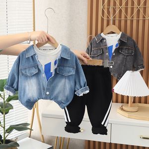 Kledingsets 2023 Herfst Koreaanse Kinderen Baby Jongens 3 STKS Kleding Set Cartoon Beer Denim Jasje Hi Letter T-shirts Joggingbroek Baby Boy Pak 230909