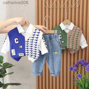 Conjuntos de ropa 2023 otoño coreano niño pequeño 3 piezas conjunto de ropa bordado suéter chaleco carta camisa de manga larga jeans infantil bebé niño trajel231202