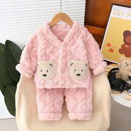 Conjuntos de ropa 2023 Otoño Invierno para niños y niñas 2 piezas Conjunto de pijama con bolsillo de oso Abrigo grueso para el hogar Pantalones de lana cálidos Conjunto de niña 231215