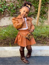 Kledingsets 2023 Babymeisjes 2 stks Leather Pu Jacket Coat Geplooide A Line Skirts Tracksuits Brown Vintage Indie Children Suits 230520