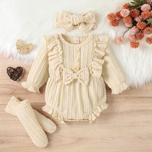 Kledingsets 2023 Babymeisjes 3 stks Spring Outfits Lange mouwknop Voorste ruches Romper Socks Hoofdband Baby's Born items