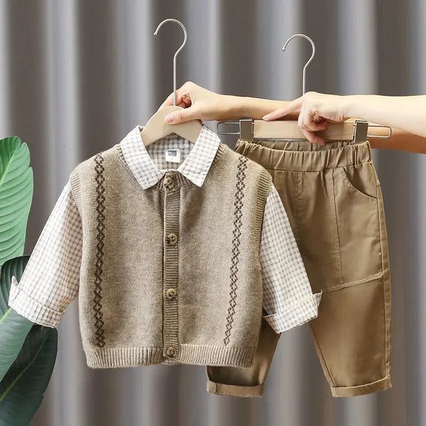 Conjuntos de ropa 2023 Conjunto de cuadros de primavera para bebé Nuevo chaleco coreano para niño Suéter + Camisa + Jeans Conjuntos de tres piezas Bebé Niño Traje de ropa de otoño guapo 230927