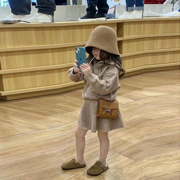 Ensembles de vêtements 2023 Enfants Fille Printemps Automne Vêtements Ensemble Coton Solide Jupes Costume Tricoté Col Rabattu Pull Lâche Enfant En Bas Âge Tenue