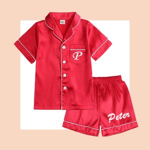 Ensembles de vêtements 2023 Pyjamas en soie personnalisés rouges Pyjamas solides pour enfants 2 pièces garçon fille Pjs vêtements enfant en bas âge vêtements de nuit personnalisés cadeaux 230627