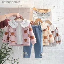 Ensembles de vêtements 2023 Printemps automne 3pcs Girls Vêtements Ensemble de vêtements de dessin Pull d'ours M manteau à manches longues Pantalons jeans lavés Baby Girls Clothes Setl231202