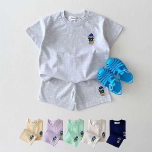 Ensembles de vêtements 2023 Été South Coréen Bébé de bébé Ensemble de vêtements Broidered Bear Emblem T-shirt + Shorts lâches 2 morceaux de bébé et tout-petit Clothingl2405