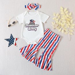 Ensembles de vêtements 2024-03-20 Lioraitiin bébé fille tenue patriotique lettre imprimée manches courtes barboteuse et pantalon évasé à rayures étoiles bandeau
