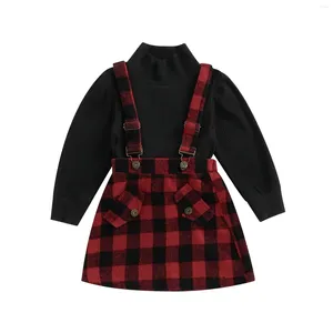 Kledingsets 2024 2-6y Toddler Girls Spring 2pcs Outfits Zwarte Turtleneck tops met lange mouwen en geruite Suspender Rok