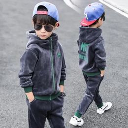 Ensembles de vêtements 2024 automne hiver enfants 2pcs ensemble double face velours mode lettre sweat à capuche manteau pantalon enfants garçons survêtement