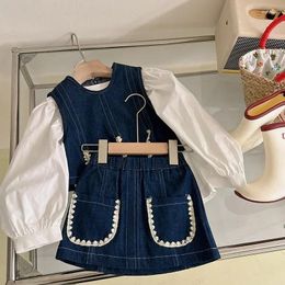 Ensembles de vêtements 2024 enfants Girls Spring AURNUM Clothes Set Pullor Fotting Botting Shirt Suit en denim Patched Ruffles Vest Jupe Tenue