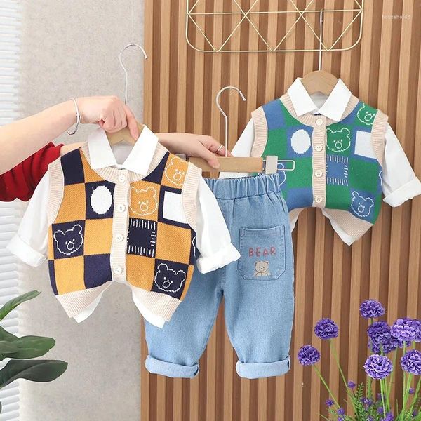 Conjuntos de ropa 2024 Primavera coreana Niño infantil 3 piezas Conjunto de ropa Suéter Chaleco Camisa de algodón Oso de dibujos animados Pantalones vaqueros Pantalones Traje Trajes de bebé para niños pequeños