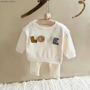 Ensembles de vêtements 2024 Nouveau nouveau-né pour bébé garçon tenues Baby Clothes Letter Love brodery 2pcs Kids Vêtements Ensembles printemps automne2404